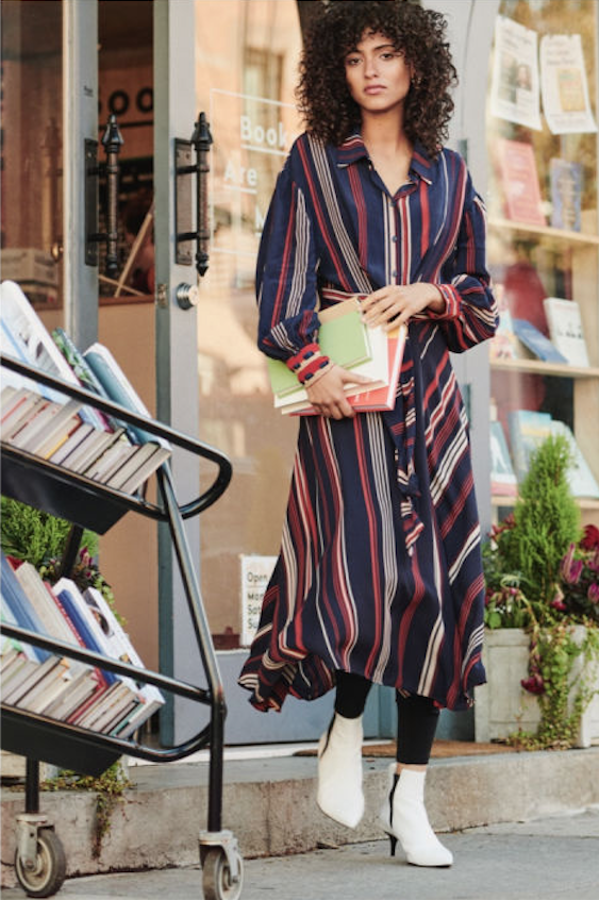 Falda acampanada forrada, con talle alto y cierre de corchete en un lateral (39,99 euros) y blusa con lazada decorativa en el bajo a jueg, con los hombros caídos y las mangas globo (34,99 euros). Las botas de piel (59,99 euros) con elásticos laterales, tienen cinco centímetro de tacón.