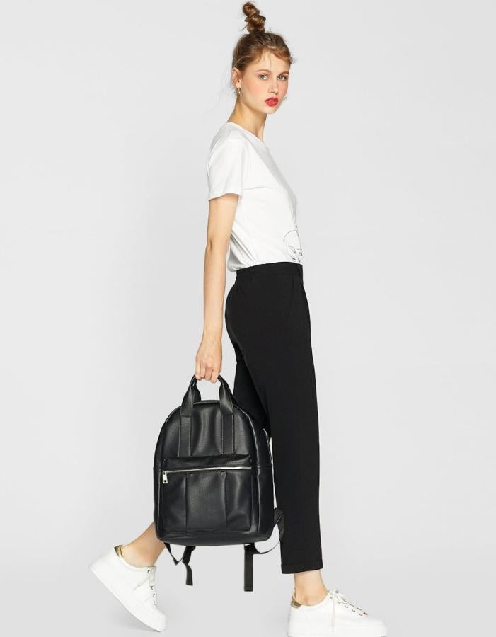 Sencilla, contemporánea, negra, multiuso: para las que evitan los bolsos (15,99 euros).