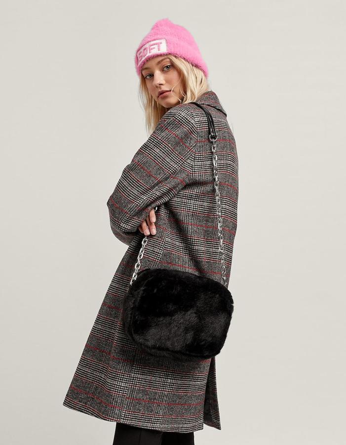 Con el tamaño perfecto para que el bolso sea práctico y cadena (12,79 euros).