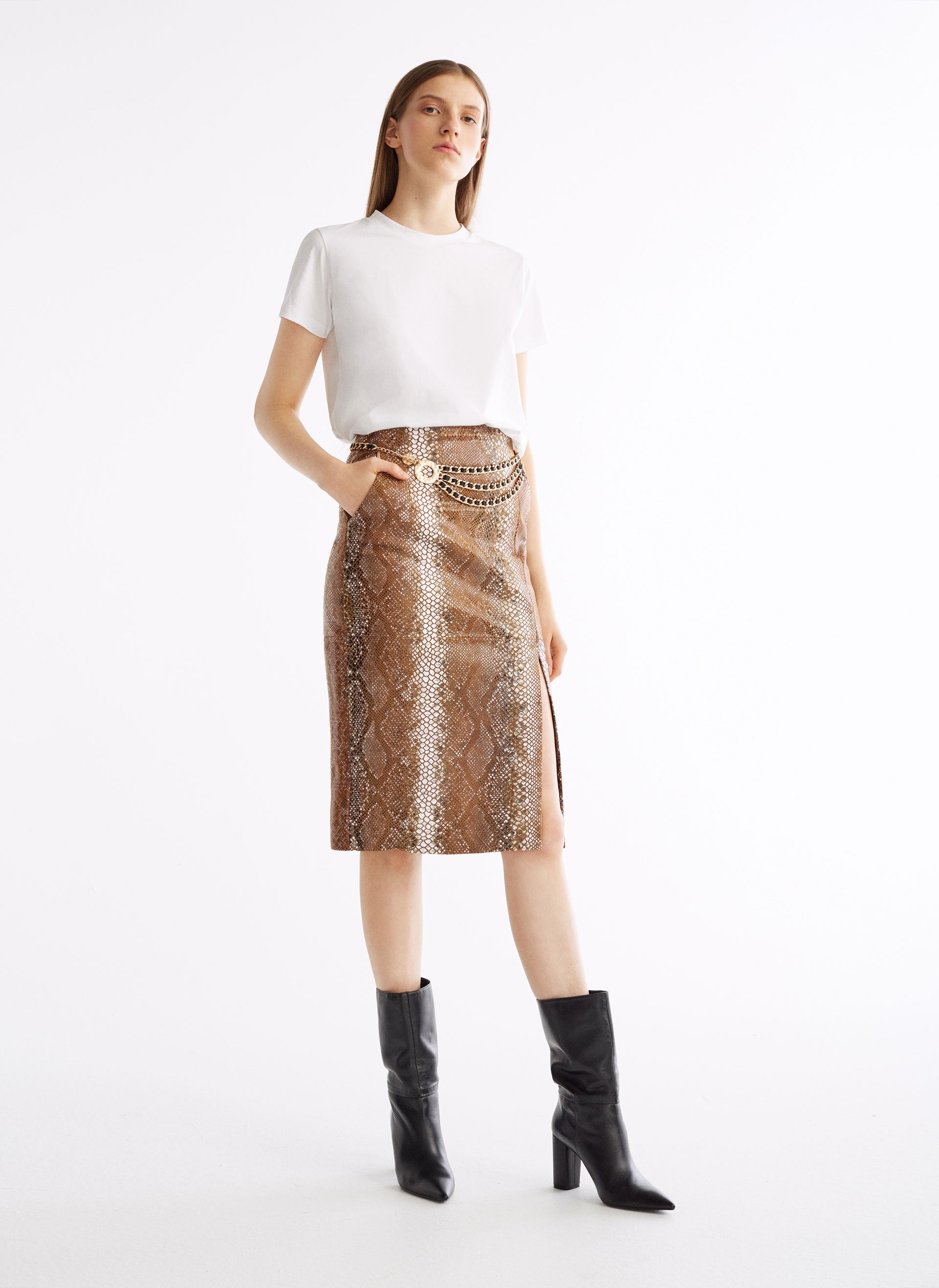 Falda de piel efecto serpiente de Uterqüe: 199 euros.