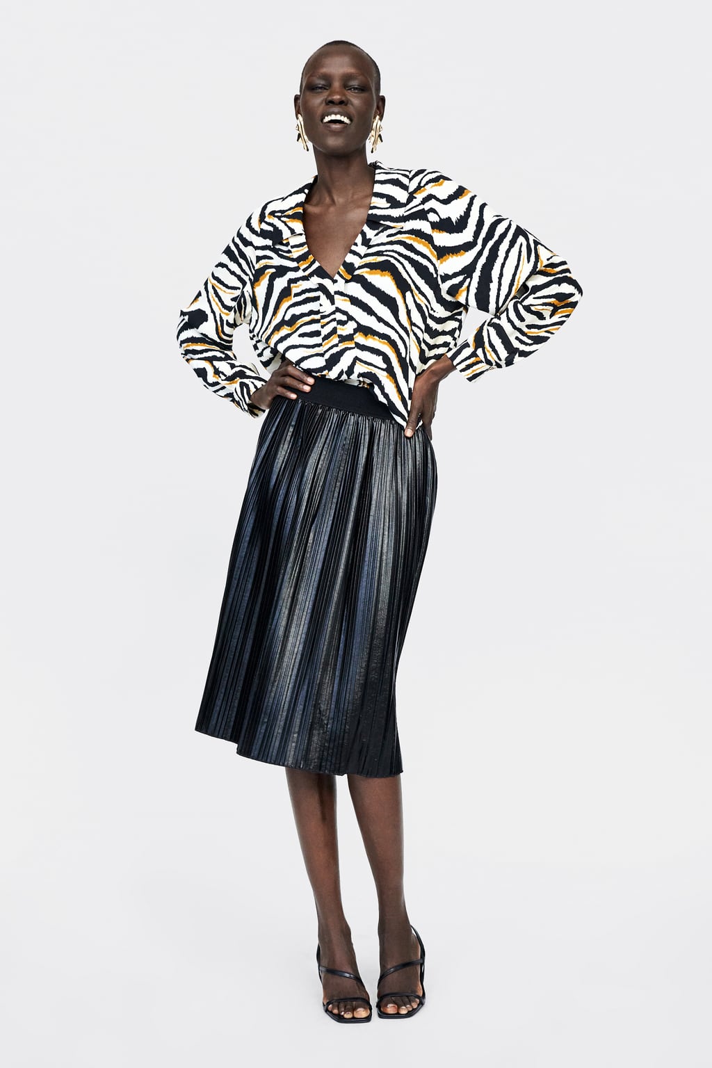 Falda plisada efecto piel de Zara: 29,95 euros.