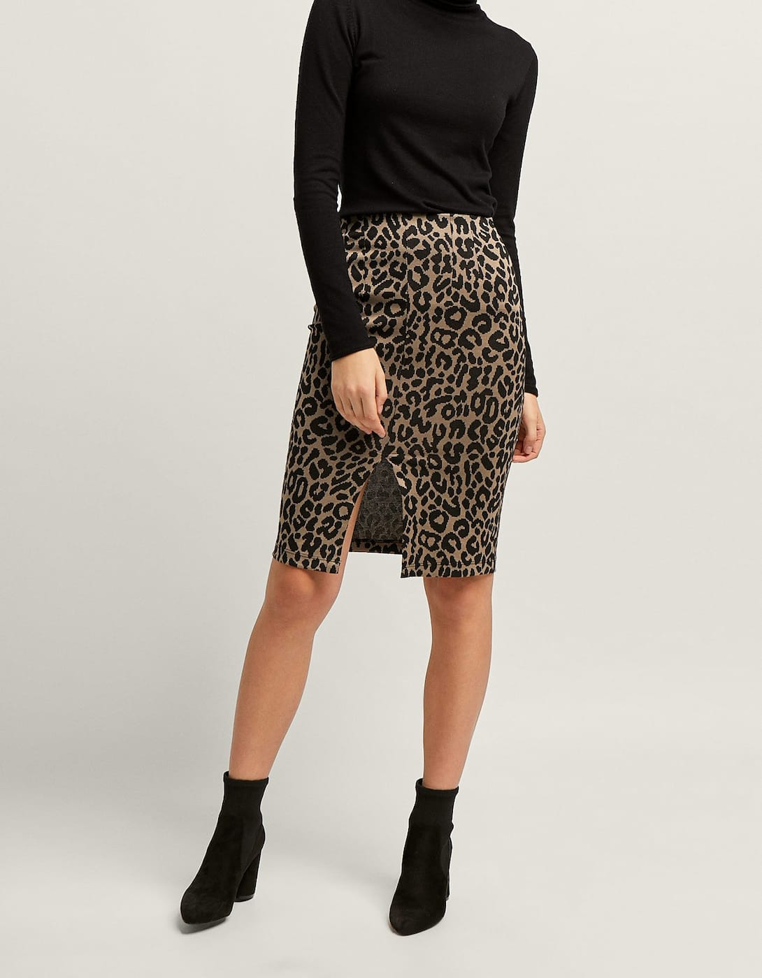 Falda de tubo animal print: 12,99 euros en Stradivarius.