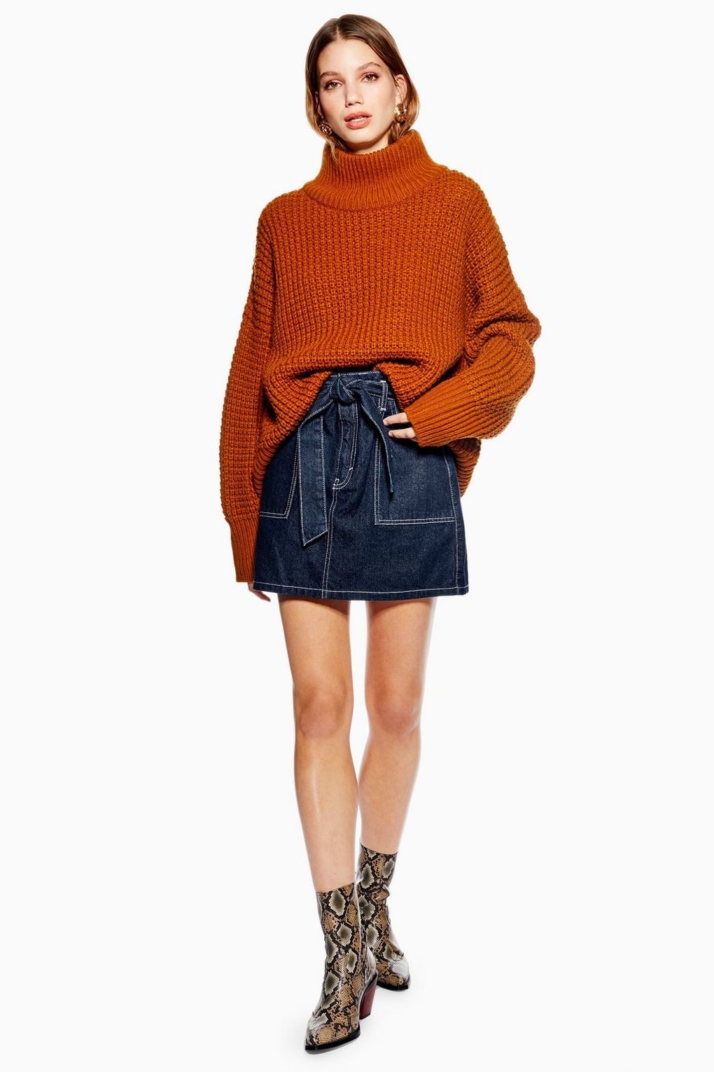 Falda vaquera con cinturón de Topshop: 46 euros.