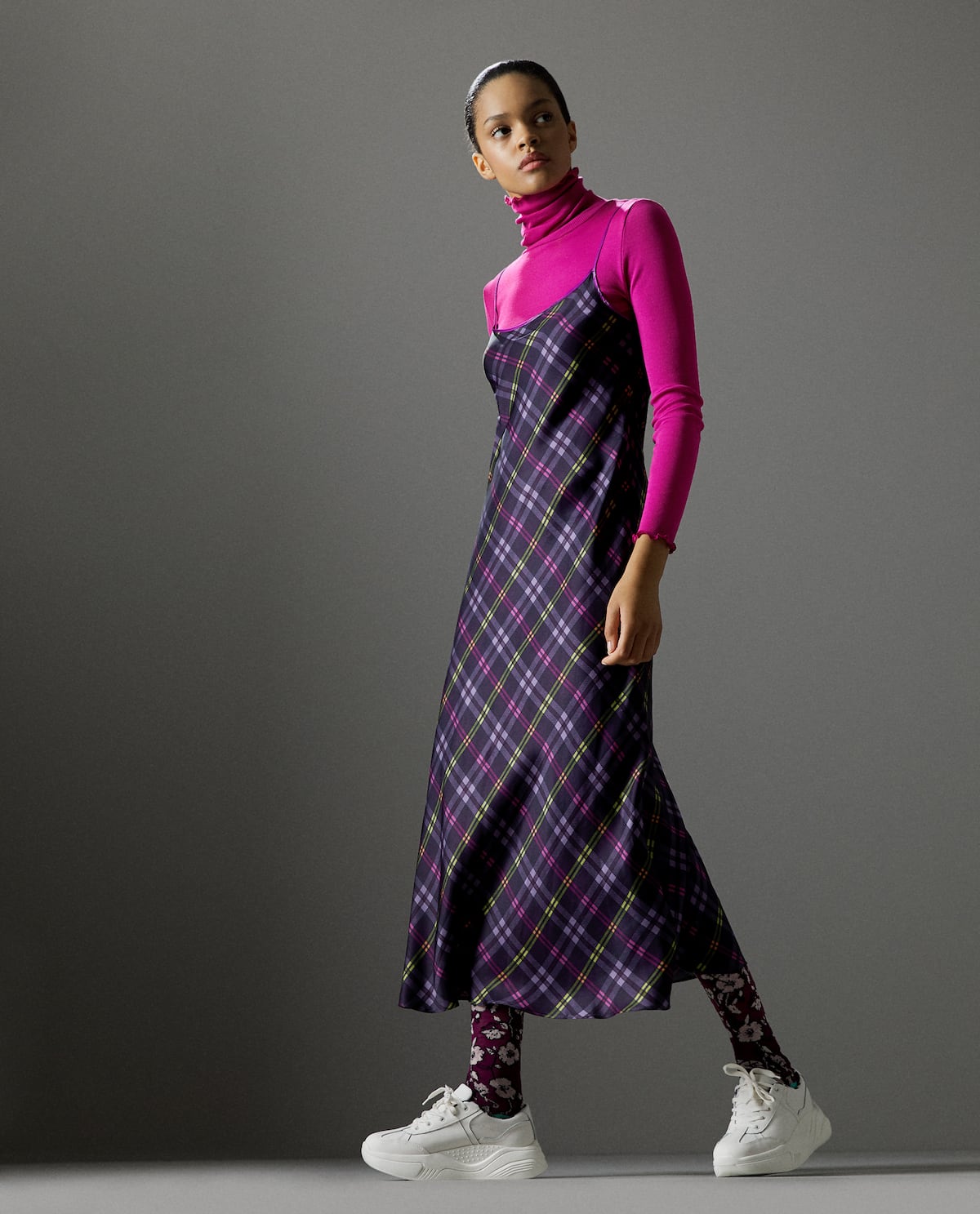 Vestido de cuadros en color morado de Zara: 59,99 euros.