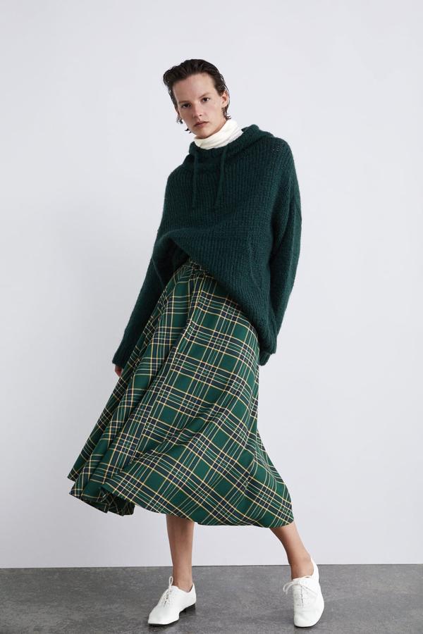 Falda de cuadros midi en tonos verdes con detalle de cinturón, 39,95 euros.