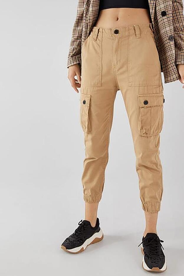Los pantalones cargo de Bershka elegidos por Dulceida, de cerca.