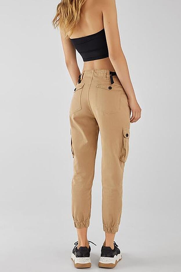 El pantalón cargo de Bershka, por detrás.