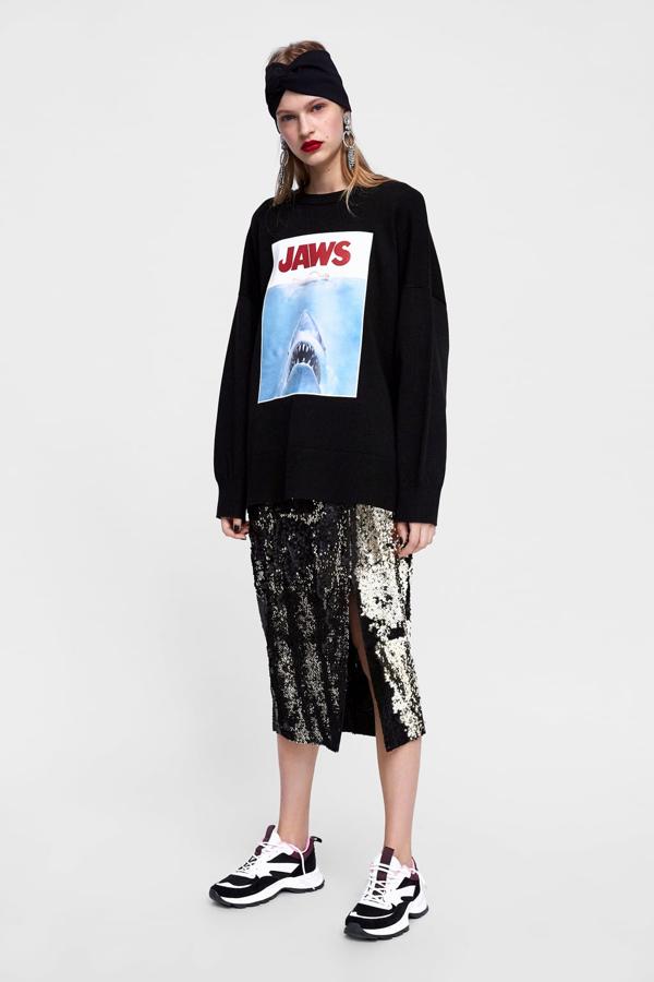 Falda de lentejuelas con contraste, abertura frontal y cremallera ocurla, 39,95 euros.