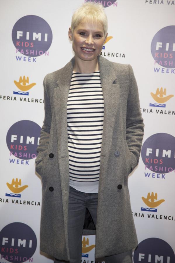 Soraya nunca ha tenido miedo a los cortes arriesgados, uno de ellos este. Un pelo mucho más rapado en un tono rubio hielo y con un flequillo corto recto y ligeramente despuntado.