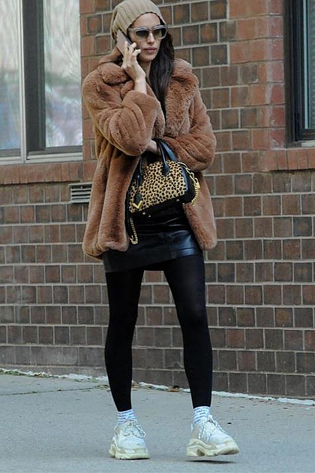 Irina Shayk, con el mismo 'teddy bear coat' de Mango de Paula Echevarría.