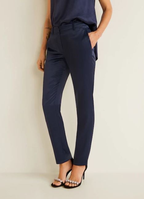 Pantalones satinados en color marino. (39,99 euros).