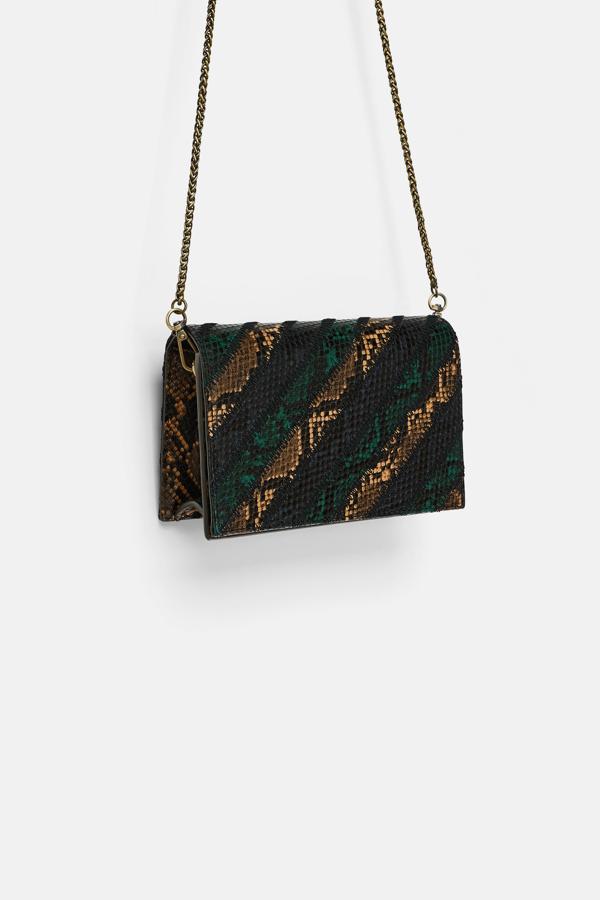 Con este mini bolso tipo bandolera con efecto piel de serpiente acertarás seguro con tu regalo de Navidad. Y solo cuesta 15.99 euros en los Special Prices de Zara...