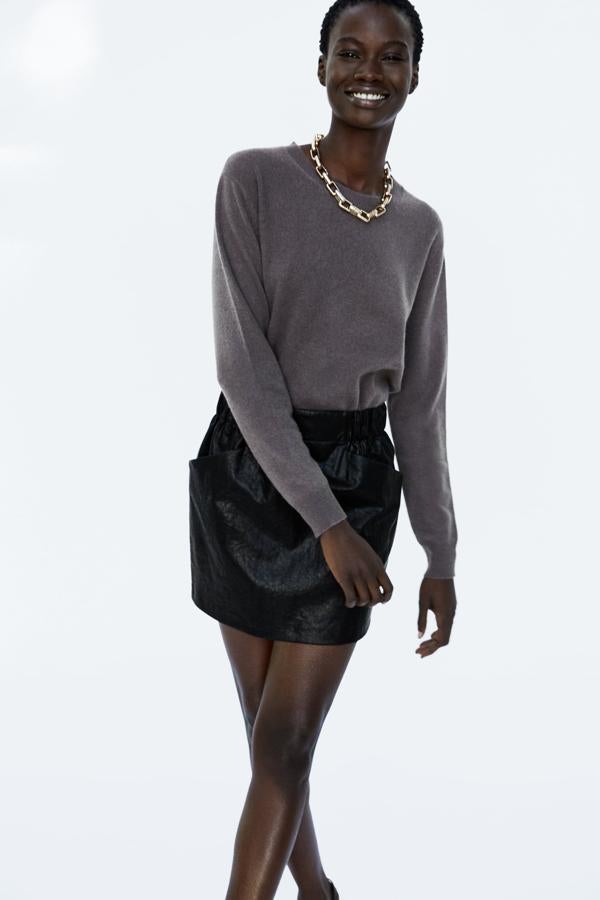 Esta minifalda efecto piel con bolsillos será el regalo perfecto para las 'fashionistas' estas Navidades. Cuesta 19.99 euros en los Special Prices de Zara.