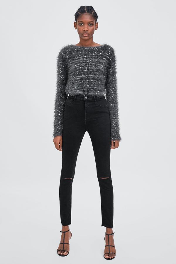 Estos vaqueros pitillo de talle alto harán las delicias de aquella a la que se los regales, porque hacen tipazo. Cuestan 15.99 euros en los Special Prices de Zara.