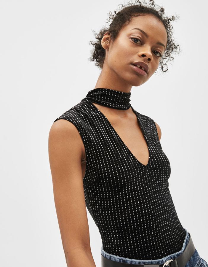 Body de terciopelo con escote en pico y "choker", estampado de lunares blillantes y cierre en el bajo mediante corchetes (17,99 euros).