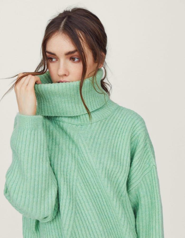 Jersey "oversize" de cuello vuelto, en un verde empolvado, 25,99 euros.