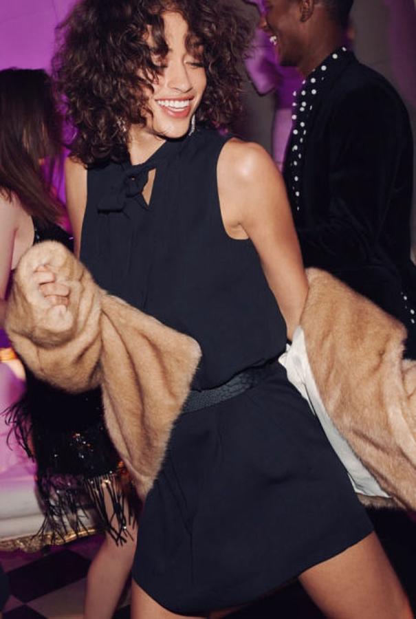 Vestido en azul marino con detalle de lazada, 19,99 euros.