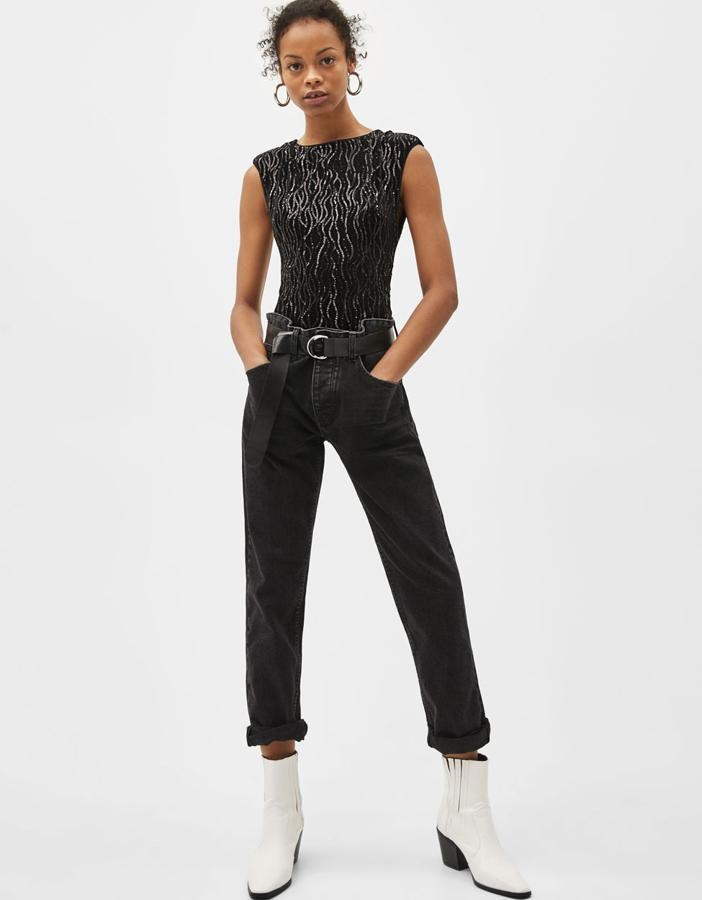 Body de terciopelo con lentejuelas, cuello redondo y hombreras. Cierra con corchete y botón en espalda y tiene un "fit" ajustado (22,99 euros).