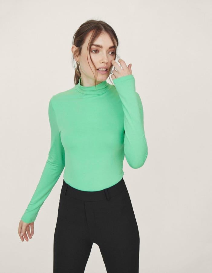 Top de lycra con cuello cisne, 7,99 euros.