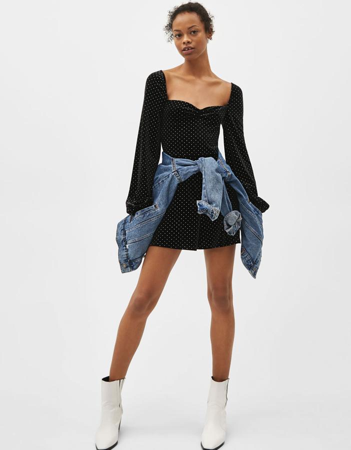 Mono corto de terciopelo con topos brillantes de purpurina, escote fruncido, manga abullonada y cierre en espalda con cremallera oculta (29,99 euros).