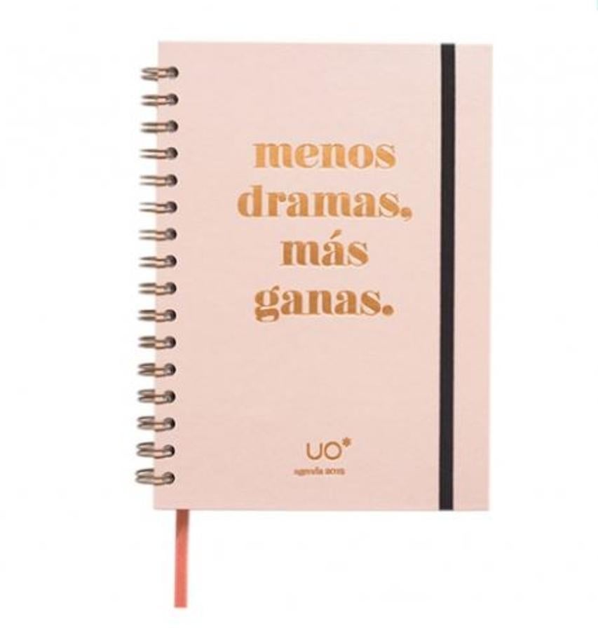 No se puede empezar el año sin una agenda nueva con 365 días para llenar de tareas y buenos planes. Esta es de UO (22,50 euros). Perfecta para esa amiga a la que le encanta tener todo organizado al minuto.