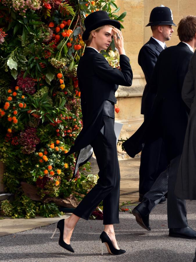 Los trajes también son elegantes para una boda. Si no, que se lo digan a Cara Delevingne que fue una de  las invitadas mejor vestidas de la boda de Eugenia de York . Nos encantaría ver a Lara con chistera, ¿se atreverá?