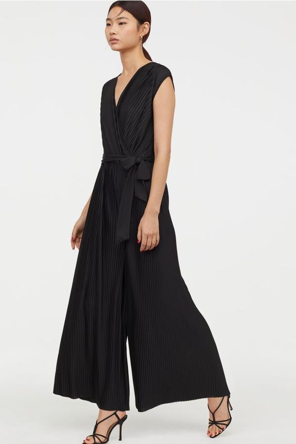 Mono plisado en negro, 39,99 euros.