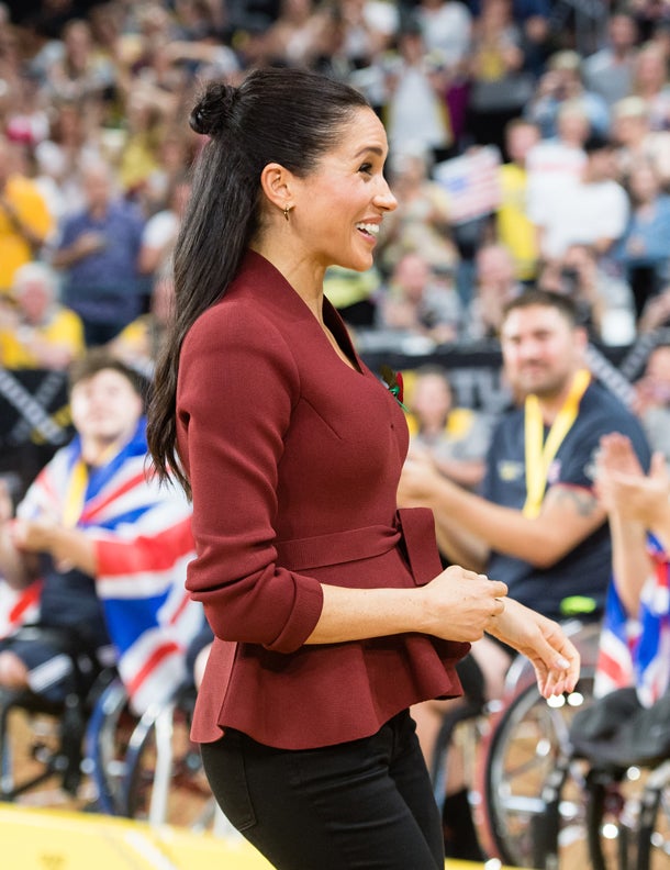 El peinado half-up es el favorito de muchas famosas y a Meghan Markle le encanta. Es tan sencillo como recoger la mitad de tu cabello en un moño y dejar el resto liso u ondulado, como prefieras.