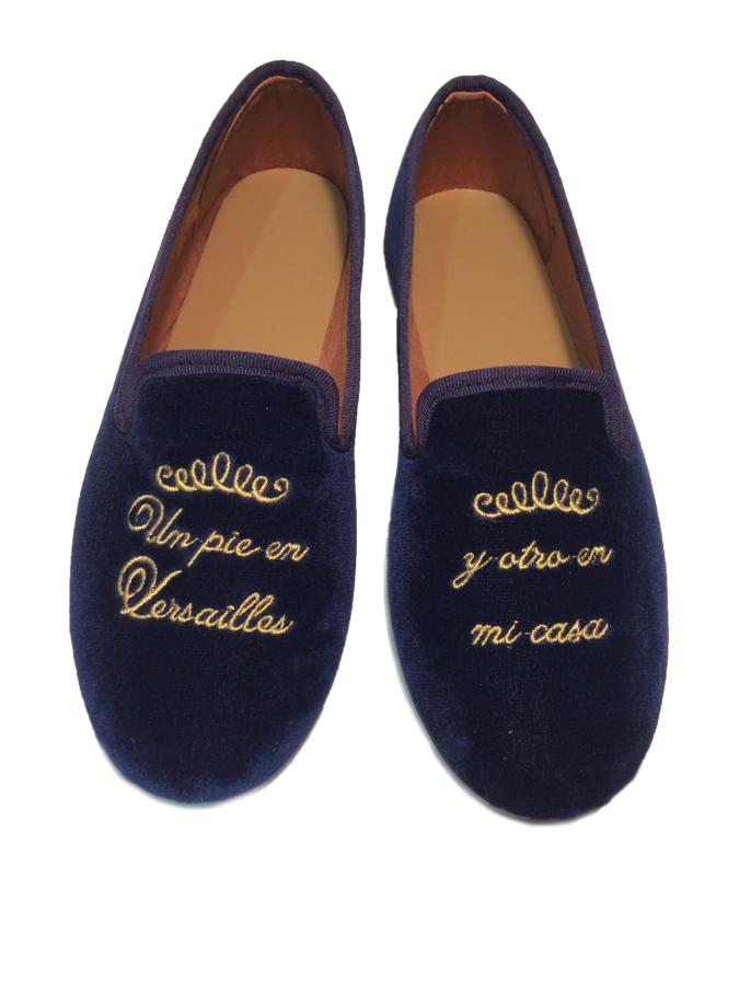 Todas tenemos una amiga que rechaza planes de fiesta porque lo que quiere es pasar la noche viendo series en el sofá. ¿Y por qué no hacerlo con estilo? Estas zapatillas de Un pie en Versailles son su regalo ideal y son "made in Spain" (35 euros).