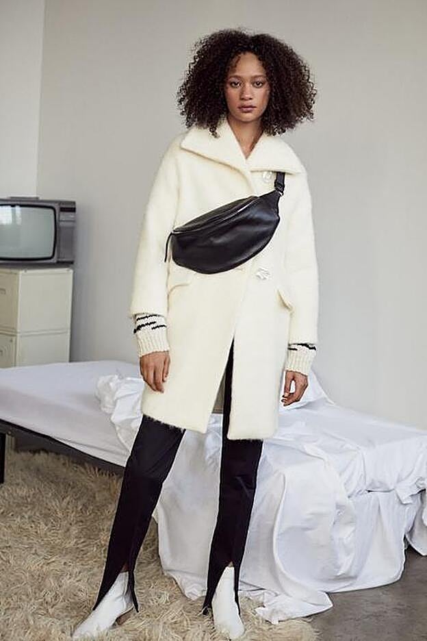 Más pantalones con un "twist" de diseño en la nueva propuesta de Mango.