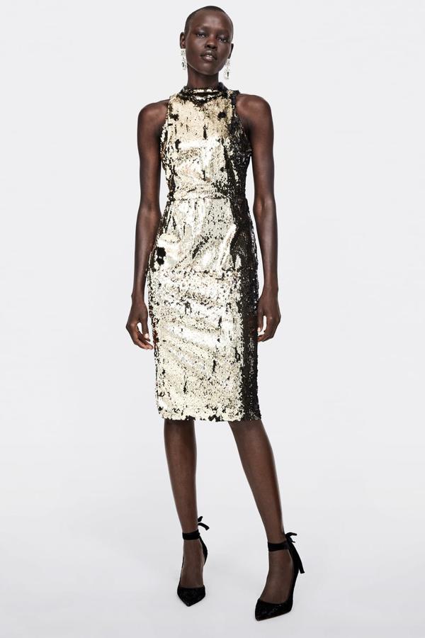 Vestido tubo con el cuello subido y escote a la espalda (Zara, 49,95 euros).