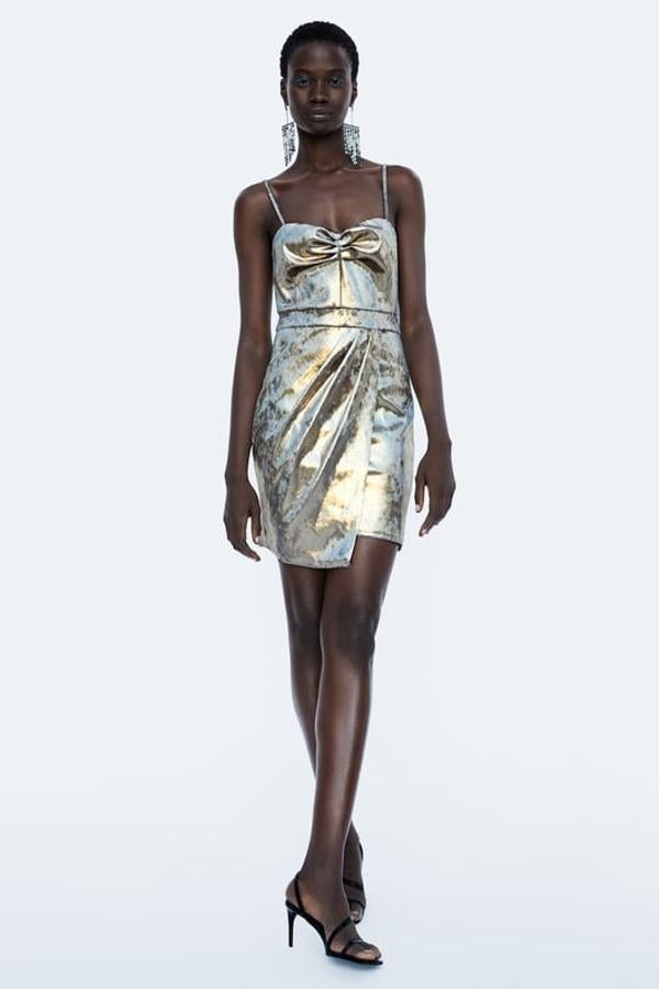 Vestido cruzado tipo pareo con tirantes finos y pliegues en la cintura (Zara, 29,95 euros).