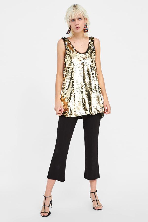 Top con escote redondo y tirante ancho, con aplicación de lentejuelas (Zara, 29,95 euros).
