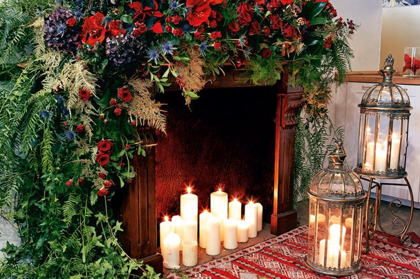 Su inspiración: "Una navidad decimonónica, basada en el Cascanueces, pero totalmente vegetal, sin un solo elemento artificial".Su propuesta: "Una decoración barroca, romántica y palaciega, que queda perfecta sobre una chimenea. Una guirnalda con abundante flor roja, colocada por grupos, y un toque sutil de dorado. El resultado es muy clásico, con aire invernal, un toque decadente y mucho volumen. Hemos utilizado amaryllis, rosas de jardín, rosas ramificadas, cardos, helechos, falsa pimienta, esparraguera, hiedra, hortensia oscura y magnolio. No es necesario usar ramas de pino, porque el color rojo te lleva a la Navidad. Y las velas consiguen un toque mágico". Combínalo con... "Pon velas en candelabros de cristal o plata y en vasos de té. Escoge vajillas de Limoges, juegos de té y paneras de plata o fuentes antiguas. Si tienes una chimenea, llénala de velas". Una alternativa: "Utiliza varios jarrones de porcelana y llénalos de ramas verdes y rojizas". www.lasastreriadelas-flores.com