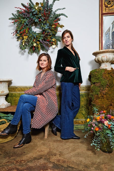 Loreto Muñoz-Aycuens y Luz Peñalver crearon hace seis años Brumalis, después de trabajar durante años como interiorista en un estudio de arquitectura y diseñadora gráfica, respectivamente. Y se han convertido en una floristería de referencia, apostando por las mezclas y los ramos silvestres. Para ellas, las coronas son el símbolo perfecto de la Navidad, "la opción perfecta para decorar la casa y tenerla perfumada".