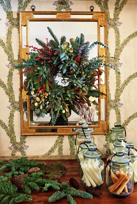 Su inspiración: "Nos encantan las variedades de flor y ramas que encontramos en cada temporada. Nuestro trabajo tiene un punto silvestre". Su propuesta: "Por un lado, utilizamos los típicos elementos navideños, como el pinsapo y el eucalipto y el illex. Y también elementos del campo en invierno, como las espigas y los cardos eryngium. Las coronas las hacemos con variedades navideñas, pero siempre con un toque distinto, como las espigas. Nos gusta que la ramas no sean perfectas, que se tuerzan o encuentras un fruto... para construirlas en base a esa vegetación. Las coronas nos encantan, porque son decorativas y fragantes. Puedes conservarlas todo el año y mantienen el olor. Cuélgalas encima del sofá, sobre la chimenea o en la entrada, para dar la bienvenida. Y dales importancia, como si fueran un espejo o un cuadro".Combínalo con..."En la mesa, con una vajilla rústica y un mantel de hilo blanco. Y decenas de velas en tonos naturales, distribuidas en candelabros antiguos, en vasitos o en tarros de vidrio". Una alternativa: "Para crear un ambiente especial, úsala como centro de mesa, con una gran vela". brumalis.es.