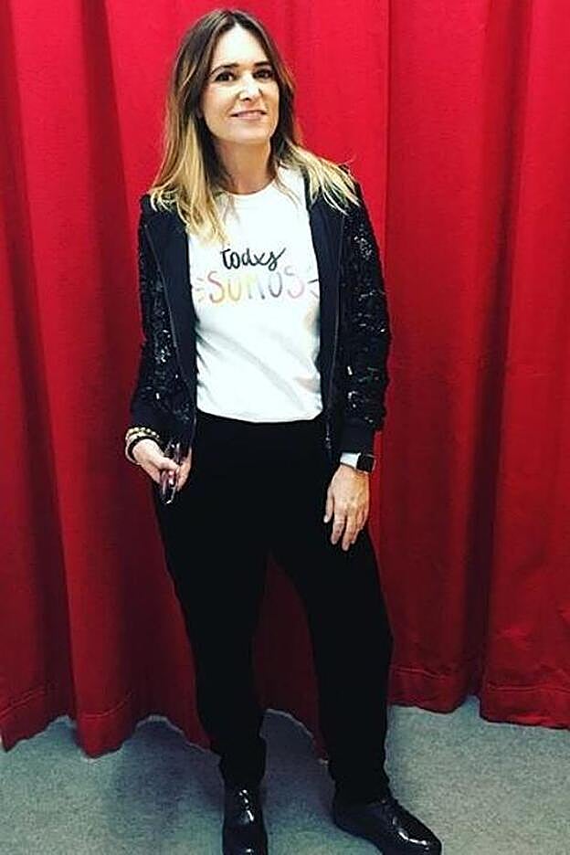 Noemí Galera con camiseta de Bienvenido a Los Compton.