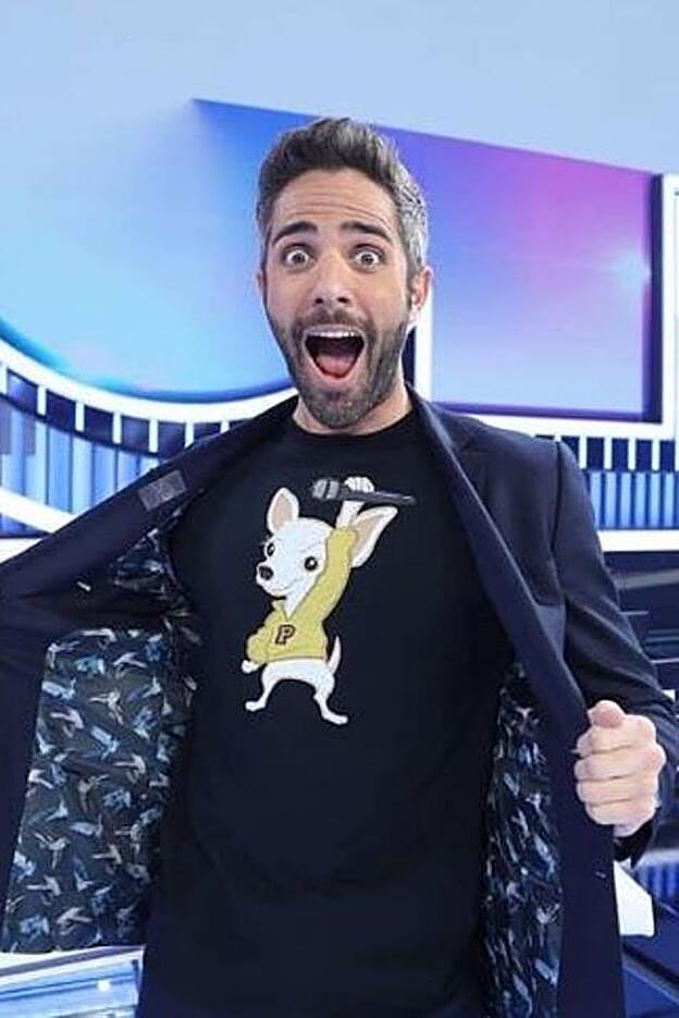 Roberto Leal, el presentador de OT, tampoco se ha resistido a las camisetas de la firma española.