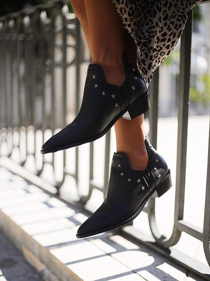 Un básico que no falla son estos botines negros a la altura del tobillo con abertura lateral, perfecto para presumir de piernas incluso con faldas midi. Son de Micuir, y cuestan 199 euros.