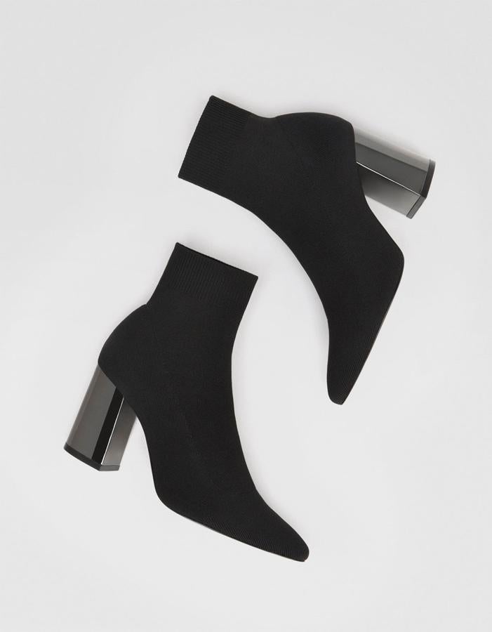 Otro gran aliado en la búsqueda del botín perfecto que nos haga presumir de piernas más perfectas todavía es el de efecto calcetín. Estos negros con tacón son de Stradivarius, y cuestan 31.99 euros.