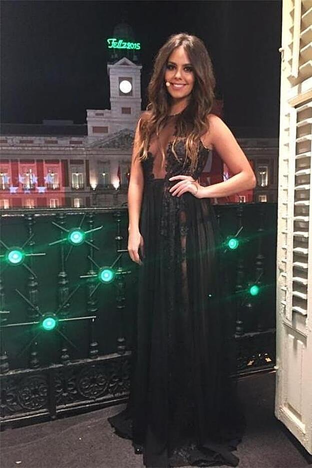 Cristina Pedroche en Nochevieja de 2014 con el vestido negro "Medusa" de Charo Ruiz