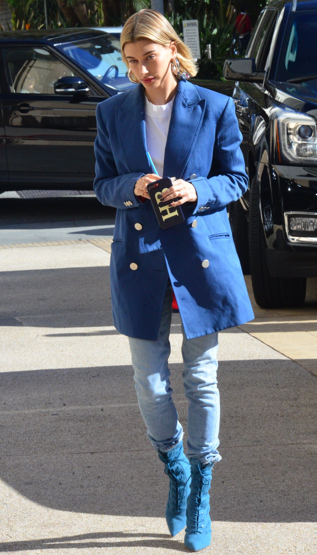 De este look de Hailey Baldwin nos quedamos con su blazer XXL a juego con sus zapatos. Probablemente la modelo solo paseaba por la calle pero su estilo nos ha inspirado mucho. Apunta: blazer XXL+jeans=lookazo.