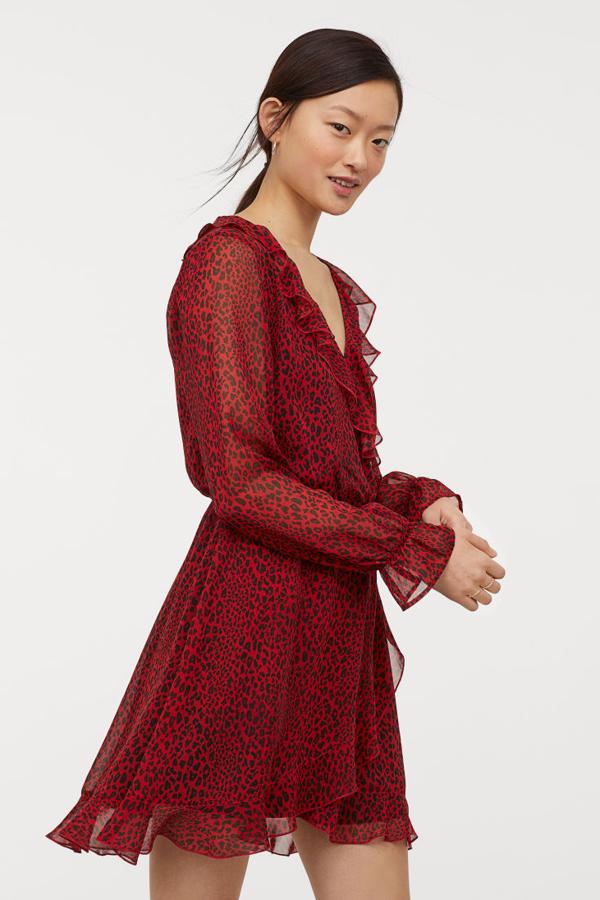 Vestido corto en gasa estampada con ribetes de volante y escote de pico, con botón de presión oculto en el cuello. Va forrado (24,99 euros).