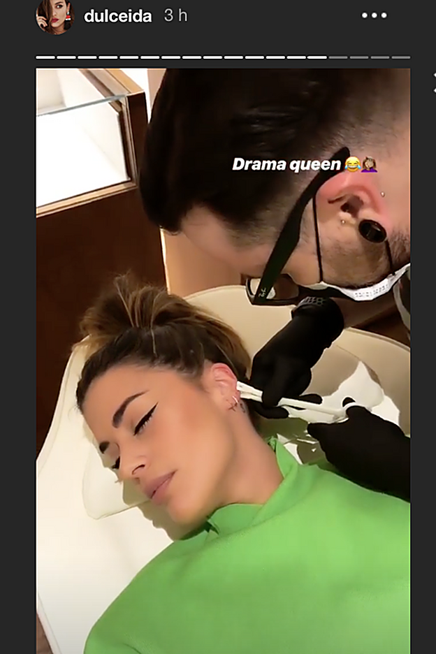 Un momento de la colocación del "piercing" a Dulceida.