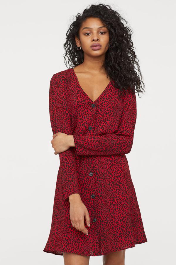 Vestido de manga larga en crepé de gasa y ligeramente entallado, con escote de pico, botones en el delantero y costura fruncida en la cintura. Va sin forrar (24,99 euros).