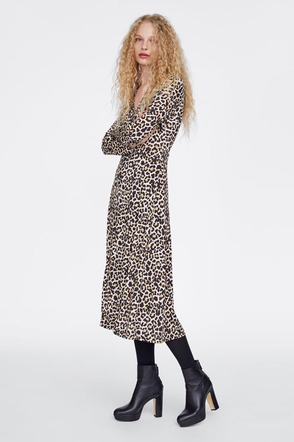Vestido con el estampado de leopardo más clasico, escote pico y línea evasé. Cierre frontalmente con botones (22,95 euros).