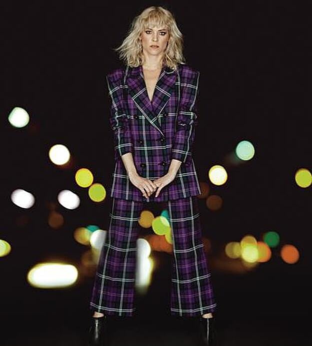 Traje de Sfera y botines de Nero Giardini.