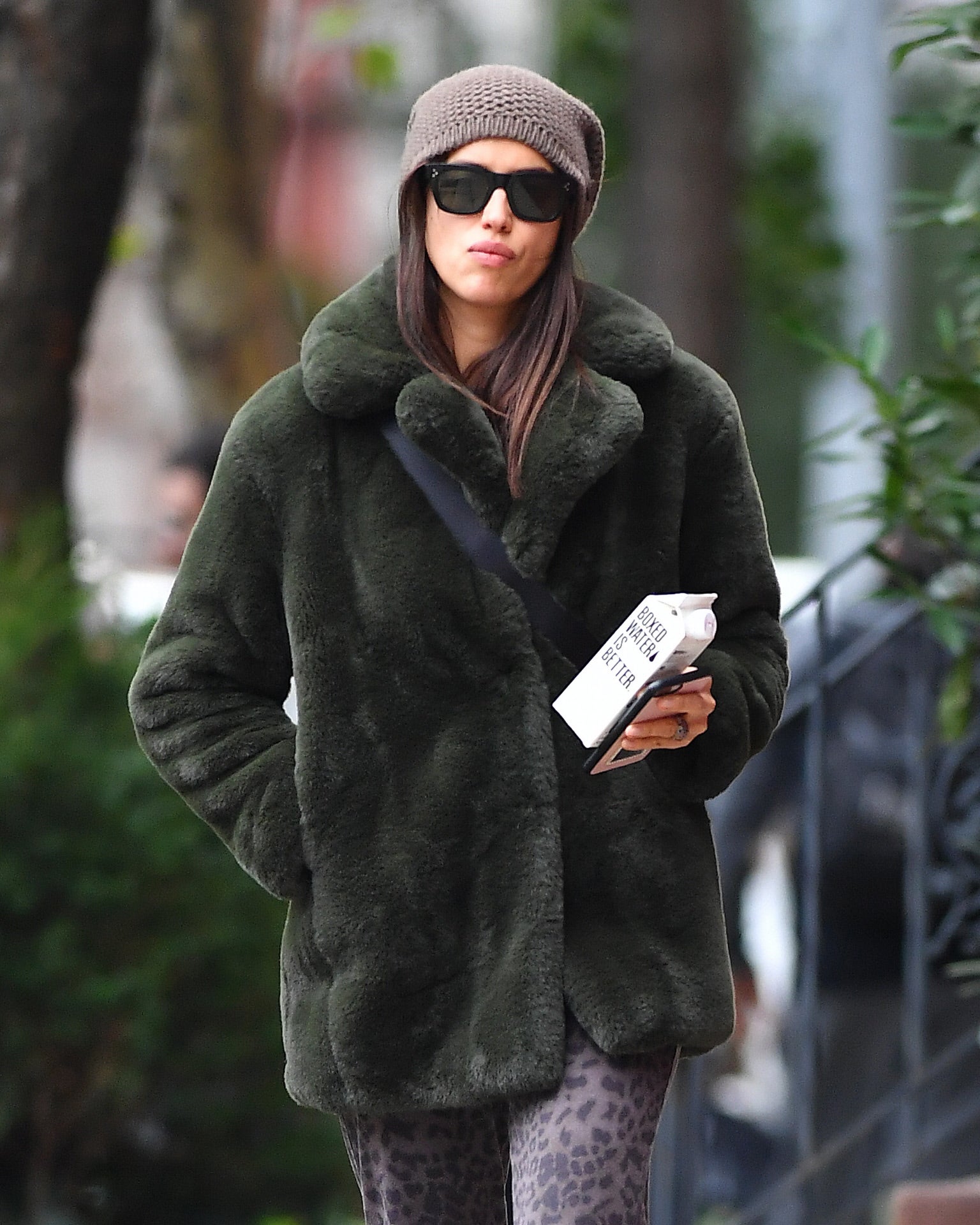 La modelo es una de las pocas afortunadas en tener el modelo 'teddy' en color verde oscuro. ¡Muypocas lo tienen! En cuanto salió a la venta, Mango lo agotó...