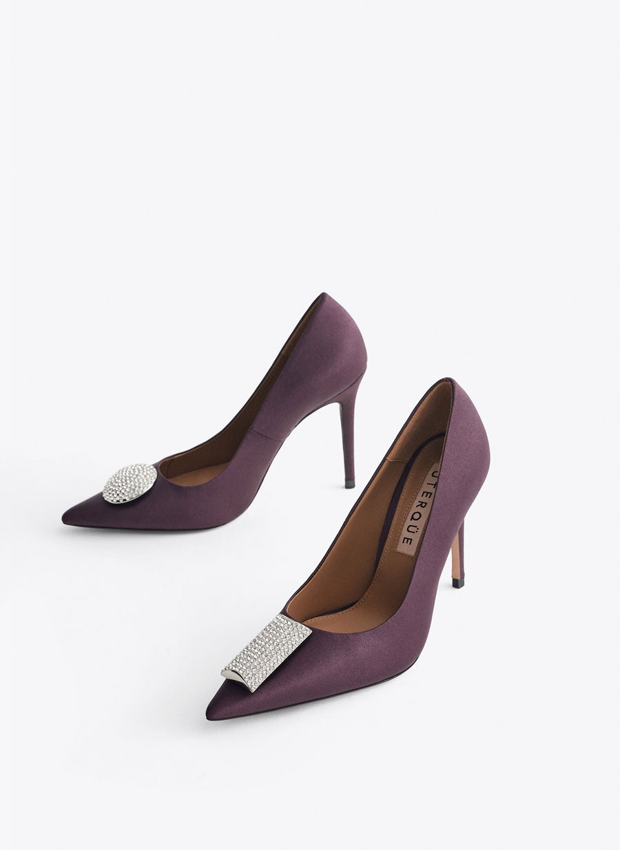 Zapatos de salón de raso con joya: 99 euros en Uterqüe.