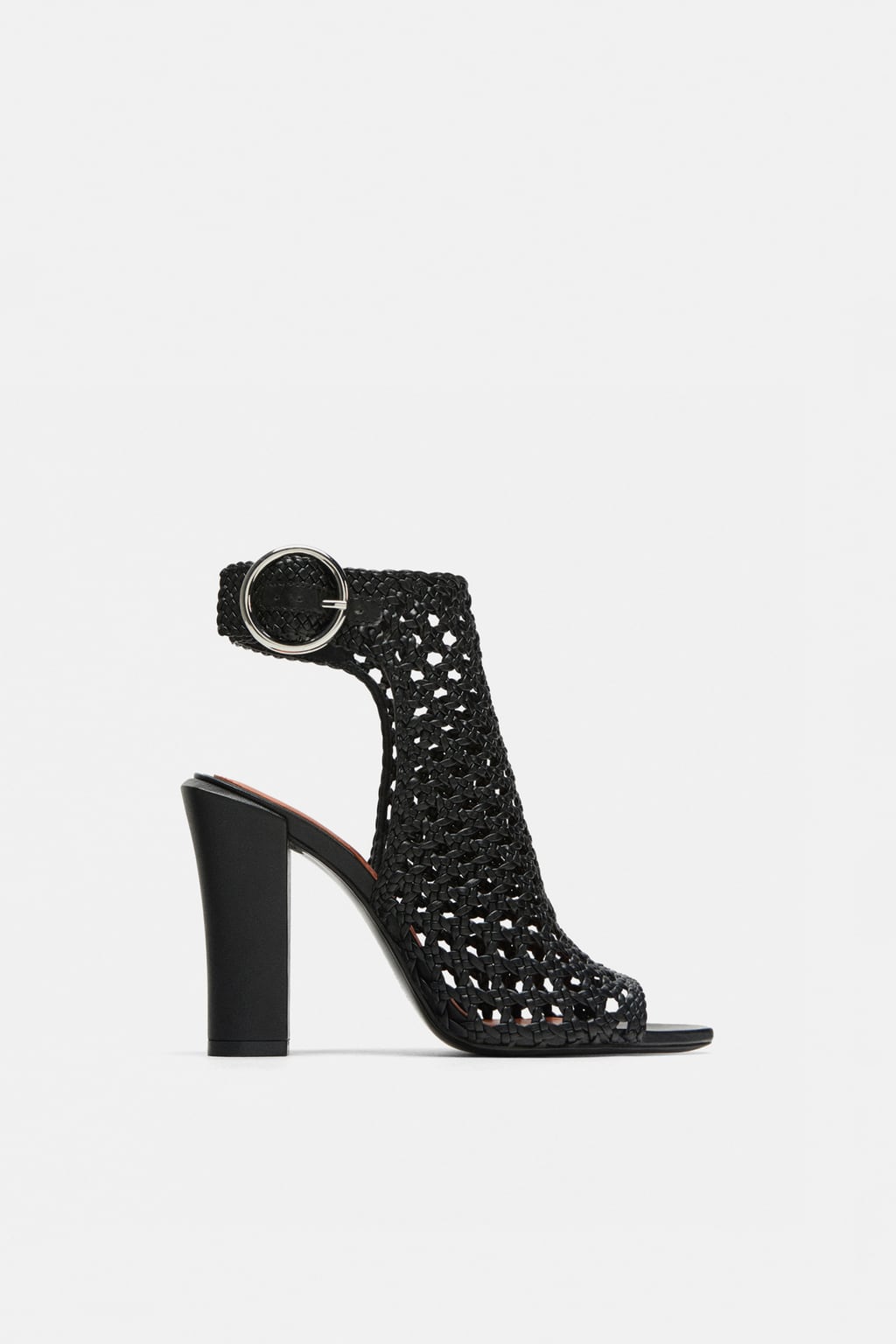 Sandalia envolvente con hebilla de Zara: 25,99 euros.